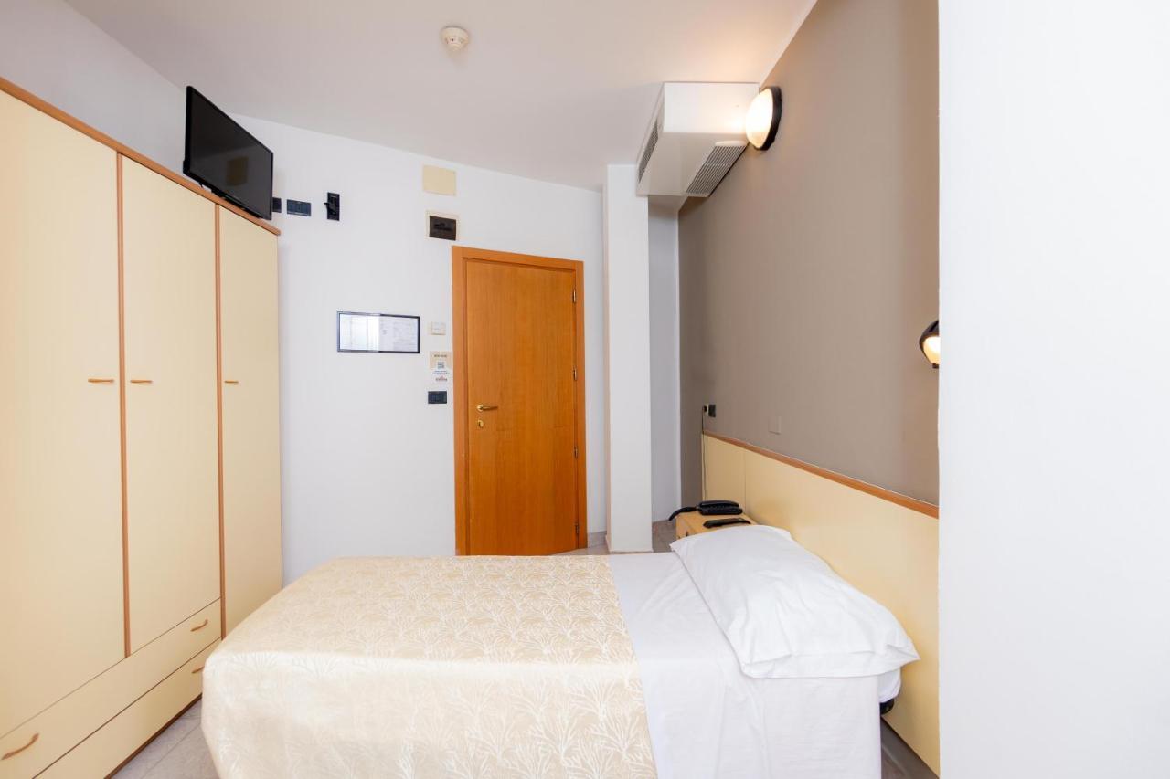 Hotel Galileo Rimini Buitenkant foto