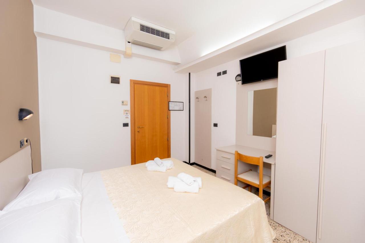 Hotel Galileo Rimini Buitenkant foto